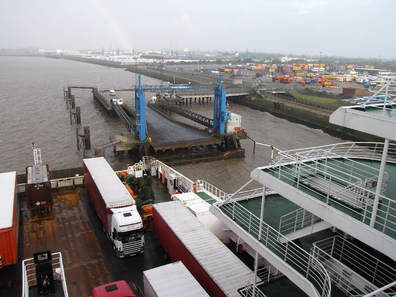 haven hull_aankomst.jpg - Aankomst in Hull. Beetje nevelig weer na regen. Heel vaag kun je op de achtergrond nog een regenboog zien.